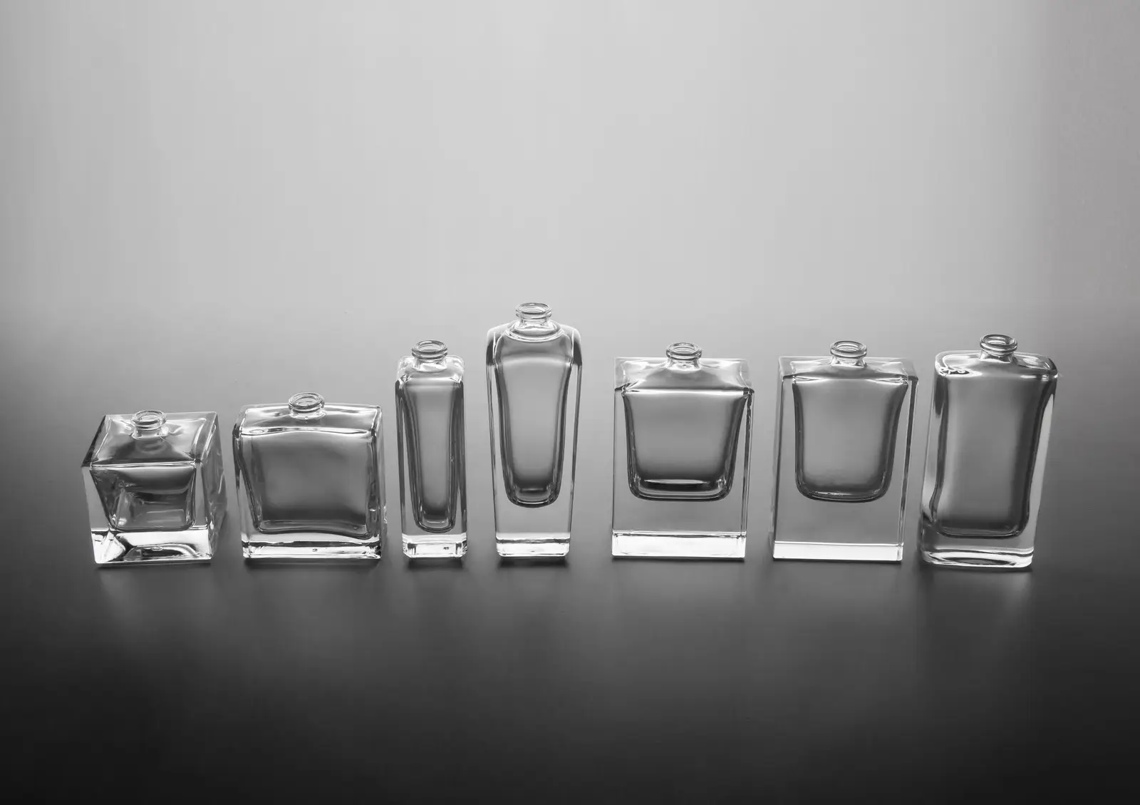 یک ردیف شیشه، و هیچ قانونی که بگوید در هرکدام چقدر اسانس است.